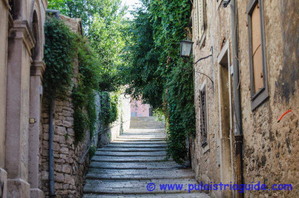 Pula guided tour - Characteristic narrow street in the center