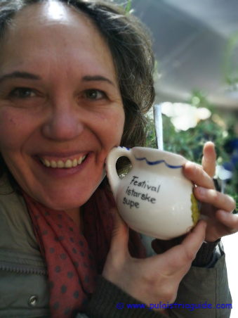 Barbara con la sua Bukaleta alla Festa della Supa Istriana