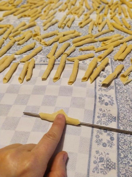 Making Fuži with knitting needle
